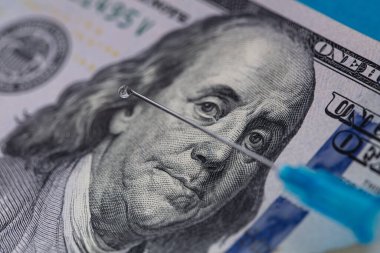 100 dolarlık banknotta şırınga var.