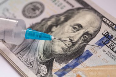 100 dolarlık banknotta şırınga var.