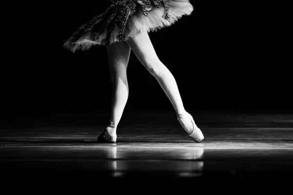 Primo Piano Ballerina Che Balla Isolata Sul Palco Ballerina Gambe — Foto Stock