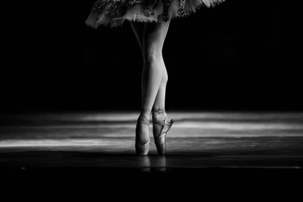 Großaufnahme Einer Ballerina Die Isoliert Auf Der Bühne Tanzt Ballerina — Stockfoto