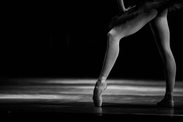 Close Van Ballerina Dansen Geïsoleerd Het Podium Ballerina Benen Close — Stockfoto