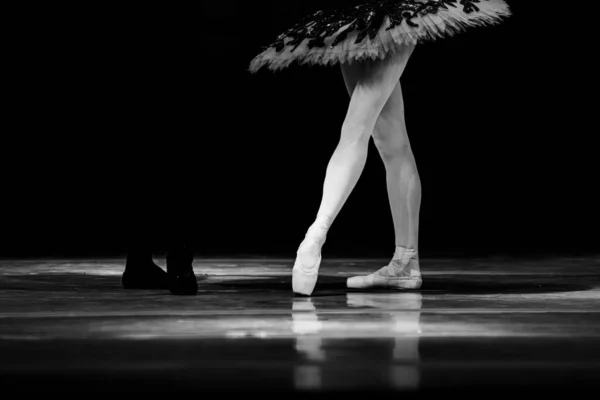 Closeup Bailarina Dançando Isolado Palco Pernas Bailarina Close — Fotografia de Stock