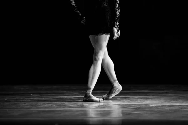 芭蕾演员在舞台上孤立无援地跳舞 芭蕾舞女的腿特写 — 图库照片