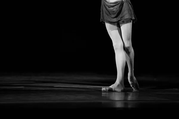 Detailní Záběr Baletky Jak Tančí Izolovaně Jevišti Ballerina Nohy Detailní — Stock fotografie