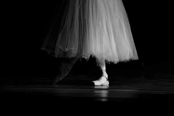 Detailní Záběr Baletky Jak Tančí Izolovaně Jevišti Ballerina Nohy Detailní — Stock fotografie