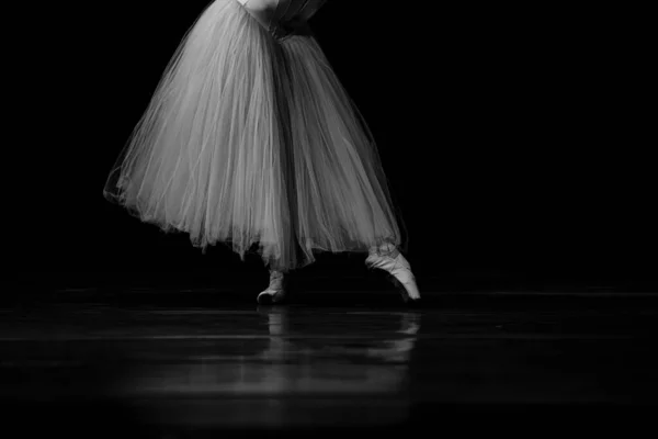 Κοντινό Πλάνο Μπαλαρίνες Που Χορεύουν Απομονωμένες Στη Σκηνή Μπαλαρίνες Πόδια — Φωτογραφία Αρχείου