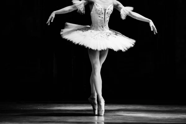 Primo Piano Ballerina Che Balla Isolata Sul Palco Ballerina Gambe — Foto Stock