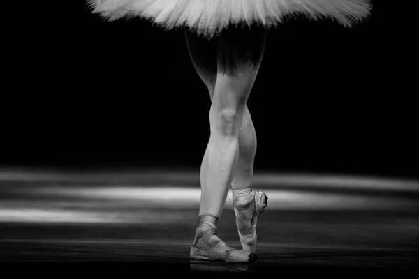 Sahnede Yapayalnız Dans Eden Balerinin Yakın Çekimi Balerin Bacakları Yakın — Stok fotoğraf