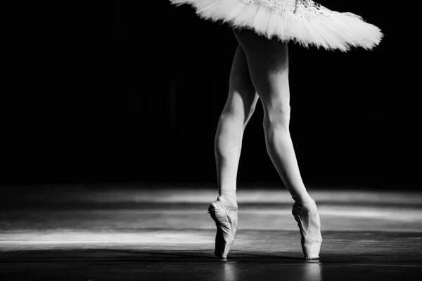 Close Van Ballerina Dansen Geïsoleerd Het Podium Ballerina Benen Close — Stockfoto