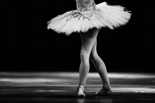 芭蕾演员在舞台上孤立无援地跳舞 芭蕾舞女的腿特写 — 图库照片