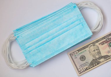 50 dolarlık banknotu olan bir hamak gibi cerrahi maske