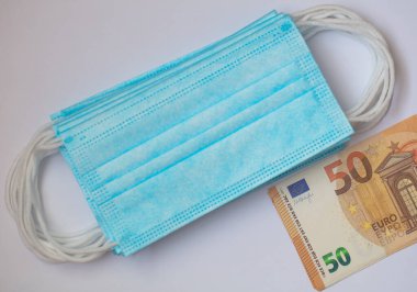 Cerrahi maskeler ve 50 Euro banknot