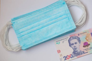 Cerrahi maskeler ve 200 Hryvnia banknotu