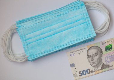 Cerrahi maskeler ve 500 Hryvnia banknotu