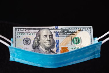 100 dolarlık banknotlarla hamak gibi cerrahi maske