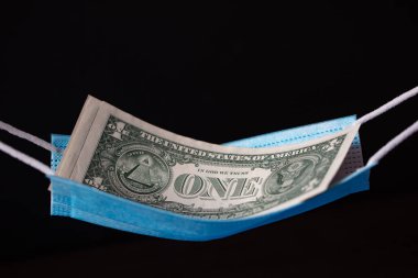 Bir dolarlık banknotları olan bir hamak gibi cerrahi maske