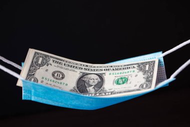 Bir dolarlık banknotları olan bir hamak gibi cerrahi maske