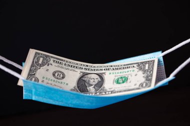 Bir dolarlık banknotları olan bir hamak gibi cerrahi maske
