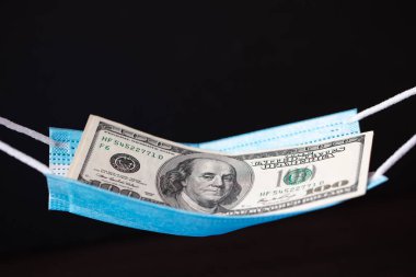 100 dolarlık banknotlarla hamak gibi cerrahi maske