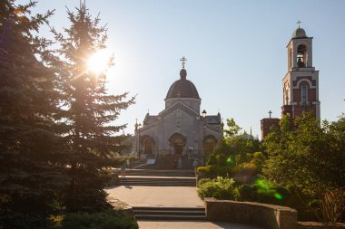 Truskavets, Ukrayna - 7 Temmuz 2021: Truskavets, Ukrayna 'daki St. Nicholas Kilisesi' ne havadan bakış