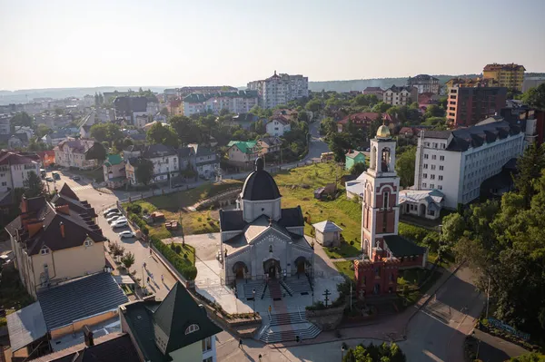 ウクライナのトラスカヴェツ 2021年7月7日 ウクライナのトラスカヴェツにある聖ニコラス教会の空中ビュー — ストック写真