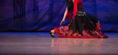 Sahnede yapayalnız dans eden balerinin yakın çekimi. Balerin bacakları yakın plan