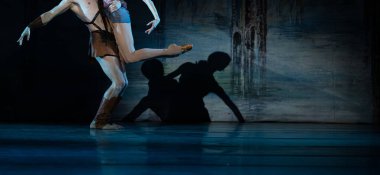 Klasik bale çifti sahnede.