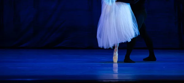 Closeup Bailarina Dançando Isolado Palco Pernas Bailarina Close — Fotografia de Stock