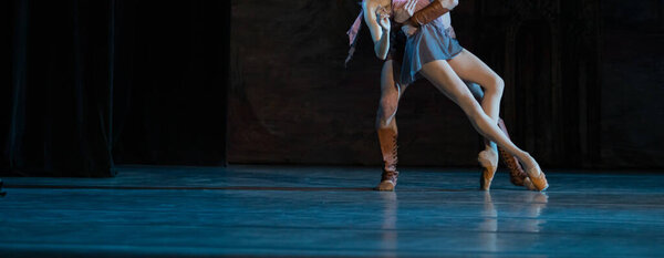 Крупный план балетной пары на сцене