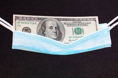 100 dolarlık banknotlarla hamak gibi cerrahi maske