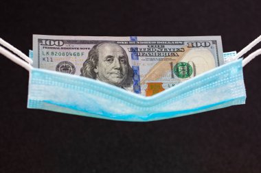 100 dolarlık banknotlarla hamak gibi cerrahi maske