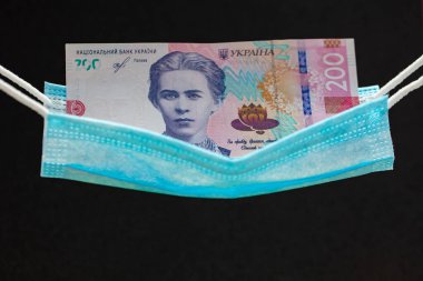 200 Hryvnia banknotlu bir hamak gibi cerrahi maske