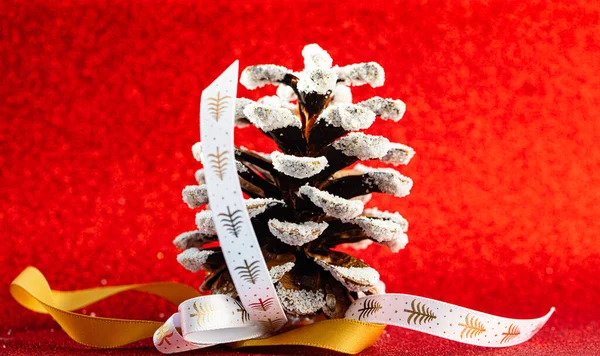 Cone Pinho Decorado Como Decoração Árvore Natal Fundo Vermelho — Fotografia de Stock