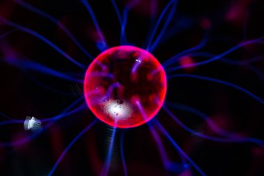 Plazma lambası ve küreye yakın çekim