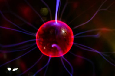 Plazma lambası ve küreye yakın çekim