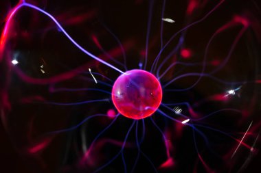 Plazma lambası ve küreye yakın çekim