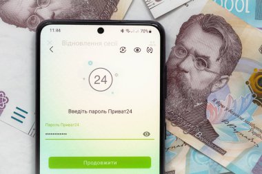 Kyiv, Ukrayna - 1 Aralık 2021: Mobil bankacılık Privat24 uygulamalı akıllı telefon ekranı 1000 Ukrayna Hrivnia banknotları