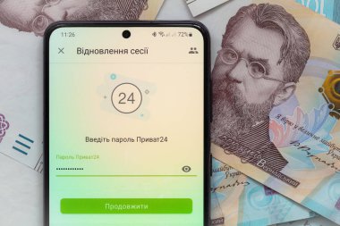 Kyiv, Ukrayna - 1 Aralık 2021: Mobil bankacılık Privat24 uygulamalı akıllı telefon ekranı 1000 Ukrayna Hrivnia banknotları