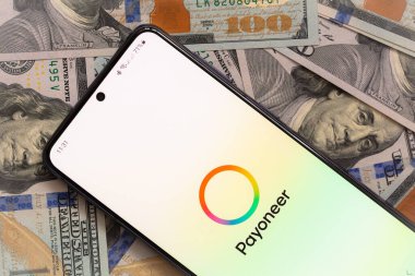 New York, ABD - 1 Aralık 2021: Amerikan doları banknotlarında dijital ödeme servisi Paeveryone mobil uygulaması ile akıllı telefon ekranı