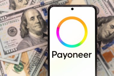 New York, ABD - 1 Aralık 2021: Amerikan doları banknotlarında dijital ödeme servisi Paeveryone mobil uygulaması ile akıllı telefon ekranı