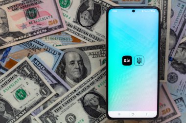 Kyiv, Ukrayna - 1 Aralık 2021: ABD dolar banknotlarında Diya mobil uygulamalı akıllı telefon ekranı. Akıllı telefondan Ukrayna.