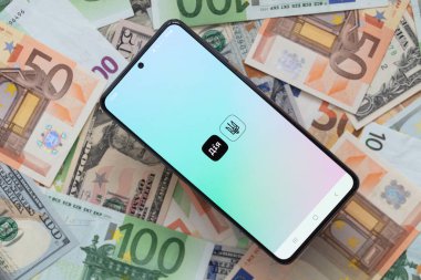 Kyiv, Ukrayna - 1 Aralık 2021: ABD doları ve euro banknotları üzerinden Diya mobil uygulamalı akıllı telefon ekranı. Akıllı telefondan Ukrayna.