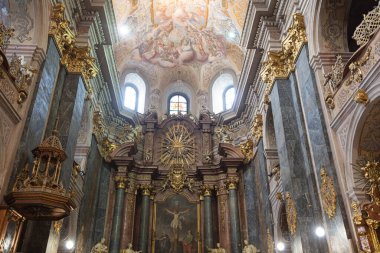 Lviv, Ukrayna - 6 Aralık 2021: Lviv 'deki Cizvit Kilisesi (Aziz Peter ve Paul Garrison Kilisesi))