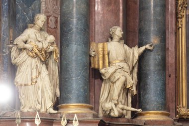 Lviv, Ukrayna - 6 Aralık 2021: Lviv 'deki Cizvit Kilisesi (Aziz Peter ve Paul Garrison Kilisesi))