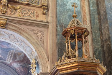 Lviv, Ukrayna - 6 Aralık 2021: Lviv 'deki Cizvit Kilisesi (Aziz Peter ve Paul Garrison Kilisesi))