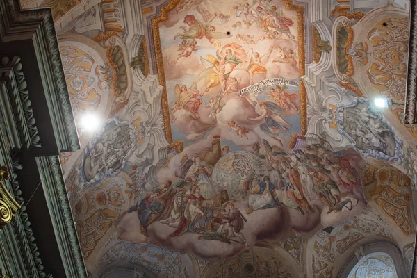 Lviv, Ukrayna - 6 Aralık 2021: Lviv 'deki Cizvit Kilisesi (Aziz Peter ve Paul Garrison Kilisesi))