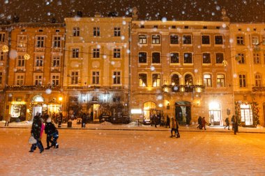 Lviv, Ukrayna - 17 Şubat 2021: Geceleri Lviv 'de pazar meydanı