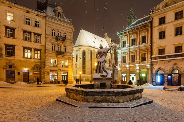 Lviv, Ukrayna - 17 Şubat 2021: Kışın Lviv 'de Neptun Çeşmesi
