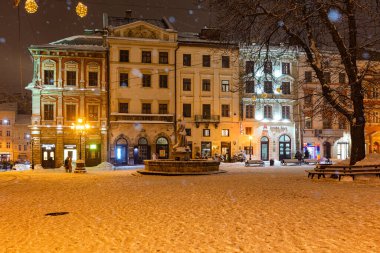 Lviv, Ukrayna - 17 Şubat 2021: Geceleri Lviv 'de pazar meydanı