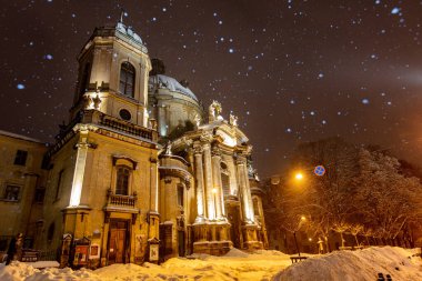 Lviv, Ukrayna - 17 Şubat 2021: Kışın geceleri Lviv 'deki Dominik Kilisesi